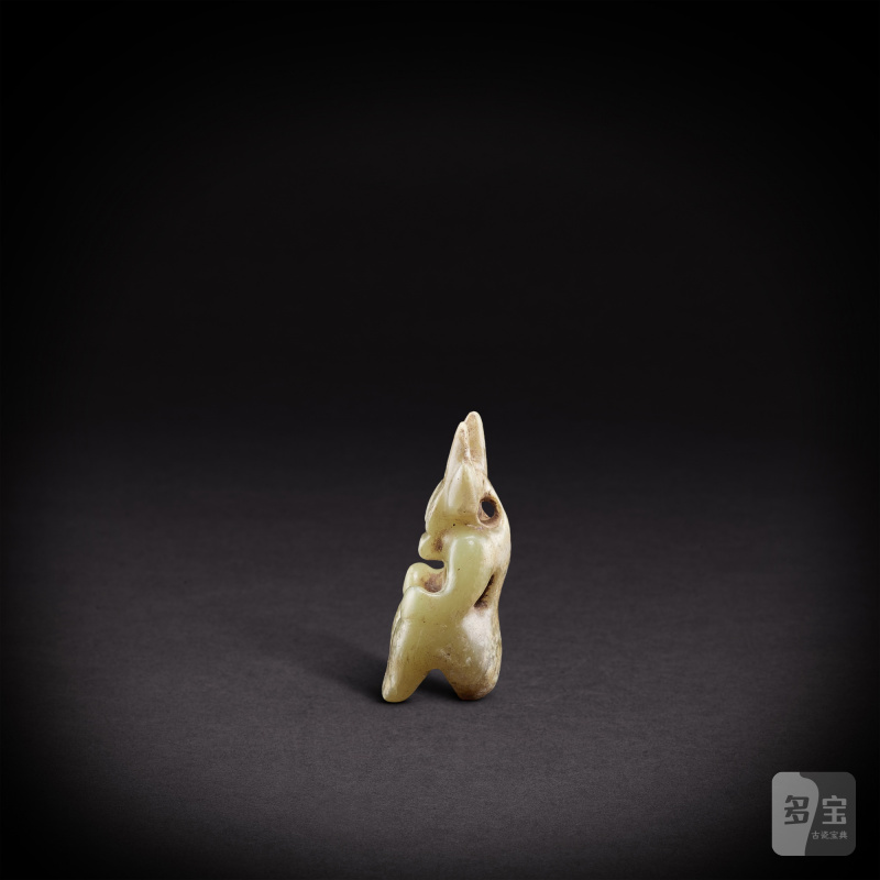 A celadon jade 'mythical figure' pendant, Neolithic period, Hongshan culture | 新石器時代 紅山文化 青玉巫人 - 图4